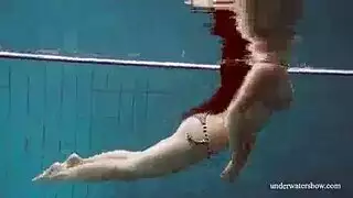 ثلاثية سرية تخدم شاباً محظوظاً بعمل إباحي صريح