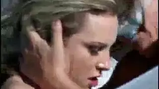 فتاة شقراء مقيدة في علاقة جنسية جماعية: مص قضيبين لكبار السن إكس إكس إكس