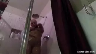 نيكيتا فون جيمس تلعق زميلتها كارلي غراي في لقاء مثلية جامح