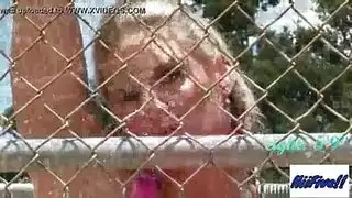 العاهرة الشقراء ماري تتعرض للضرب في مهبلها من قبل فحلين