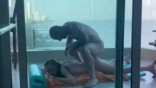 مشهد إباحي مكثف: زب ضخم يضرب فتحتها المتسعة، أنين عالي