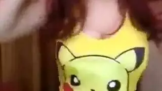 فتاة ساخنة تتلقى قذفًا كثيفًا على وجهها