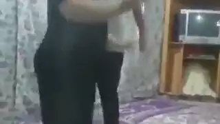 خام وغير خاضع للرقابة: فتاة عراقية ساخنة تمارس الجنس لمشاهدي الويب كام