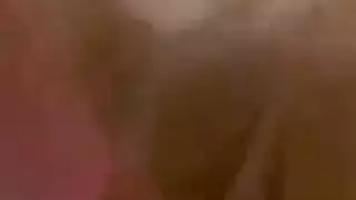 بنات يقبلن بعض بألسنة بطريقة صريحة