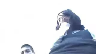 فتاة لاذقية تأخذ قضيبًا صارخًا