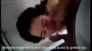 عمة مثيرة تصل للذروة بإصبع في فرجها العاري