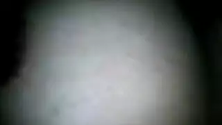 عربية فاتنة ذات أثداء كبيرة تتعرض لجنس عنيف ومص عميق