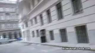 تظهر ثدييها العملاقين مقابل المال ثم تبتلع سائله المنوي