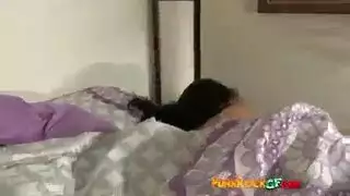 عاهرة سمراء تتلقى قذفاً في فمها ومهبلها