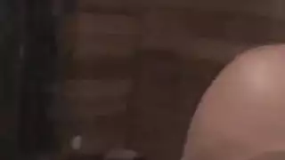 آباء ناضجون يمارسون الجنس بقوة مع فتاة متحولة في فيلم إباحي صريح