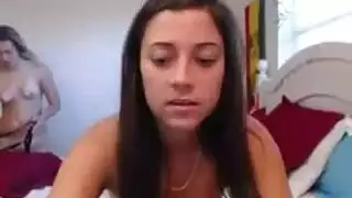 فتيات يستخدمن قضيبًا جلديًا في إباحية مثلية ساخنة