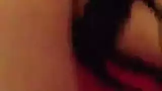 مراهقة في بنطال ضيق تركب جوهرة صلبة مثل قضيب اصطناعي