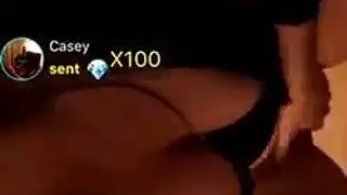 حلوة مدبوغة تلعب بشقها الرطب بأمس الحاجة للضرب