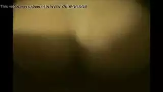 عاهرة راكعة تخدم قضيباً أسوداً طويلاً باختناق ممتع