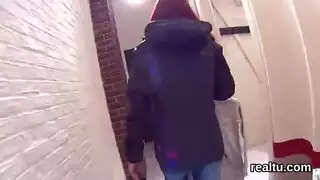 تم القبض على الفتاة الجميلة ثم مارست الجنس في المقعد الخلفي وسرير الفندق من قبل سيدة ناضجة تشبه القطة ومثيرة جنسياً