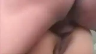 جنس شرجي صارخ على الكنبة – ضرب طيزها المستديرة