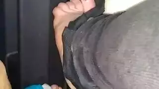 سيدة شقراء ناضجة تختنق بقضيب ضخم في فمها