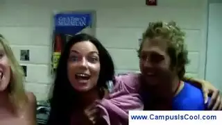 عاهرات الجامعة في فيلم جنس جماعي صريح