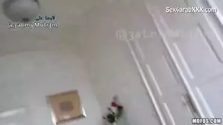 فتاة الجامعة كبيرة الثديين تمارس الإباحية مقابل المال