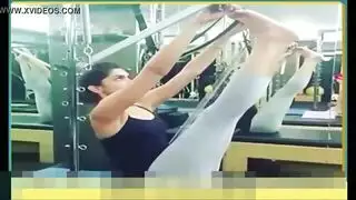 مؤخرة ديبيكا في صالة الألعاب الرياضية ببنطال يوجا ضيق مشهد إباحي