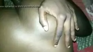 الأسود القوي في البيجاما ينكح بعنف ويحصل على حلق مليء بالمني