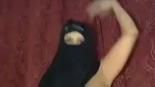 عاهرة عربية ساخنة تكشف عن ثدييها المثاليين وحلماتها البنية الحساسة