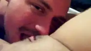 شاب مراهق يمص ثدييها الكبيرين في فعل تيتفاك صريح