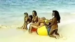 عاهرات ممتلئات يظهرن أثداءهن الضخمة في فيلم إباحي