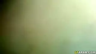 عاهرة عربية ضخمة الثدي تأخذ قضيبين في مهبلها وشرجها