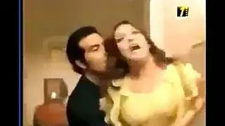 راقصة عاهرة تخلع فستان نومها لمشهد تقبيل جنسي عميق