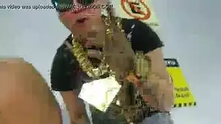 فتاة شقراء تستخدم نظاراتها للحصول على رؤية أفضل للجماع