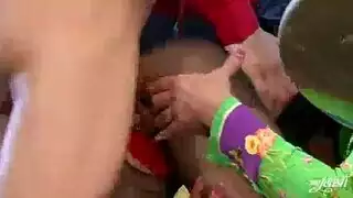 جلسة إكس إكس إكس: زوجة شقية تتوسل للقضيب في غرفة المعيشة