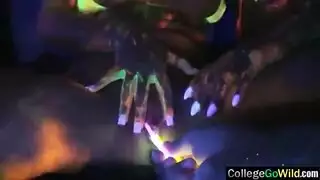 حصان ينيك مراهقة بقسوة في إباحية حظيرة