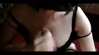 الأخ يلتهم ثديي أخته الكبيرين في الإباحية