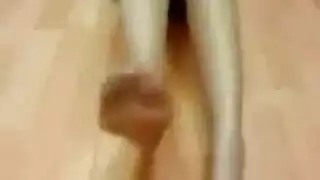 خادمات مطيعات على ركبهن يقدمن الخدمة