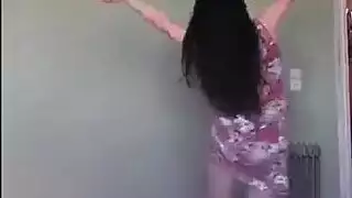 المرة الأولى التي ترى فيها عذراء صدر فتى عاري