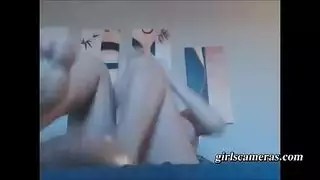 نكاح مراهق منفرد: قضيب عملاق يمدد كسًا مبللًا