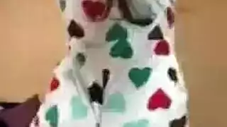 فتاة عربية تكشف عن أثدائها الطبيعية الكبيرة في عرض جنسي مباشر على الكاميرا