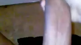 متعصب للاستمناء يدلك قضيبه الصلب حتى القذف