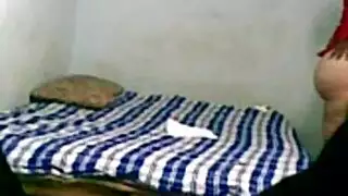 إكس إكس إكس عربي: رجل مصري ينيك كس شرموطة متحمسة ضيق