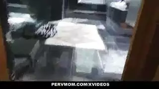 أم منحرفة تريد أكثر من الجنس – تريد حليبه