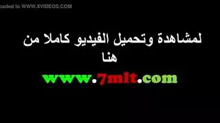 زوجان عربيان على الكاميرا: هو يمارس الجنس معها بقوة في بث مباشر