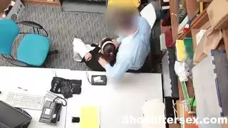 سر مدير المحل: السيطرة على أم وابنتها في إباحية