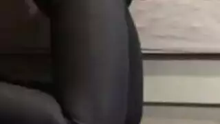 بنات عم ممتلئات الجسم يعبثن بمهبلهن الرطب في مشهد ساخن