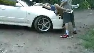 سكس فرنسي جامد: مص في السيارة وجنس قوي في الغابة