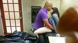 أوجي مرحاض عام: فحل أصلع مسيطر ينيك شرموطة راغبة