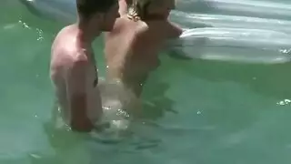 كاميرا خفية تلتقط نيكًا مكثفًا في المحيط مع زوجة مشاغبة