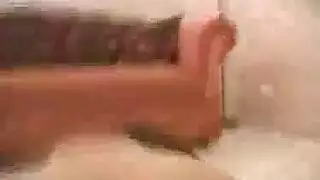 عاهرة تصرخ تأخذ قضيبًا أسمر ضخمًا في شرجها الممزق