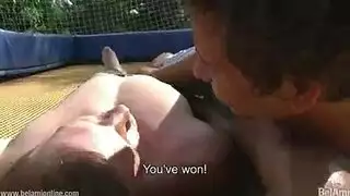 حركة ثلاثية مثيرة بين ذكور مع شبان جذابين