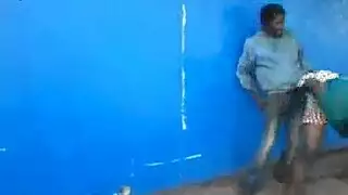 جنس جماعي في الشارع: رجل أفريقي جامح يضرب فتاة مشردة بقوة